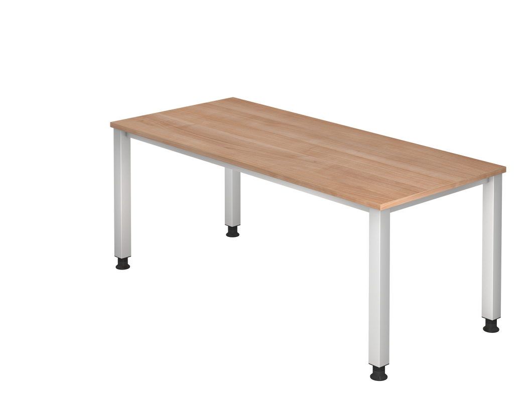 Schlichter Eck-Schreibtisch mit Tischplatte in Nussbaumdekor und hellen, metallenen Beinen