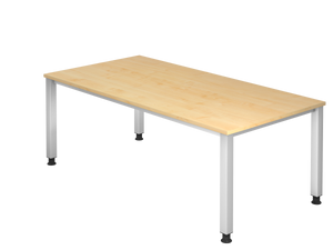 Schlichter Eck-Schreibtisch mit Tischplatte in Ahorndekor und hellen, metallenen Beinen